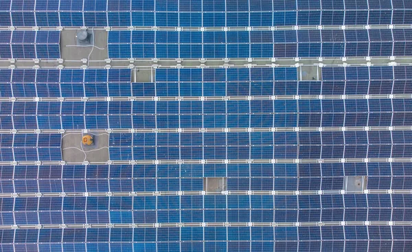 Güneş Panelleri Büyük Bir Binanın Çatısına Monte Edildi Havadan Üst — Stok fotoğraf