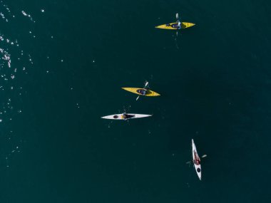 Küçük bir insan grubunun deniz kanosu görüntüsü.