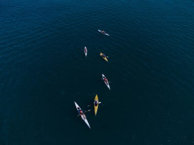 Küçük bir insan grubunun deniz kanosu görüntüsü.