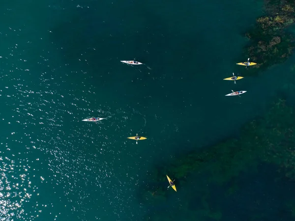 人々の小さなグループの空中トップビュー 海カヤック — ストック写真
