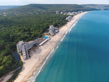 Bulgaristan 'da Albena' nın boş kumlu sahil beldesinin hava aracı görüntüsü