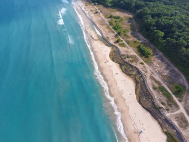 Bulgaristan 'da Albena' nın boş kumlu sahil beldesinin hava aracı görüntüsü