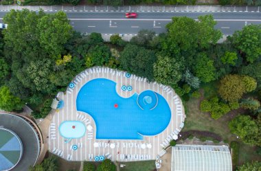 Oteldeki yüzme havuzunun havadan görünüşü