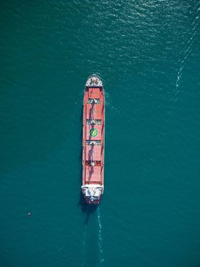 Geniş bir kargo gemisi tanker taşıyıcısı, hava manzaralı..