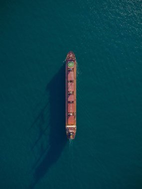 Geniş bir kargo gemisi tanker taşıyıcısı, hava manzaralı..