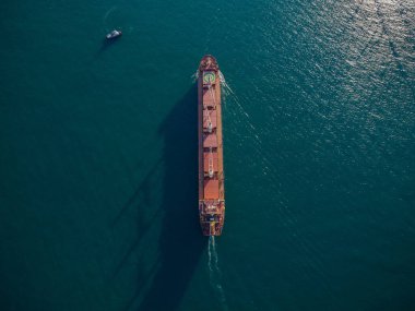 Geniş bir kargo gemisi tanker taşıyıcısı, hava manzaralı..