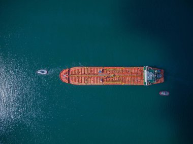 Endüstriyel yakıt ve petrokimya tankerinin deniz manzarası