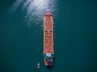 Endüstriyel yakıt ve petrokimya tankerinin deniz manzarası
