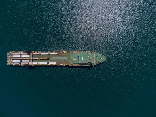 Vista Aérea Superior Barco Balsa Que Transporta Caminhões Mar — Fotografia de Stock