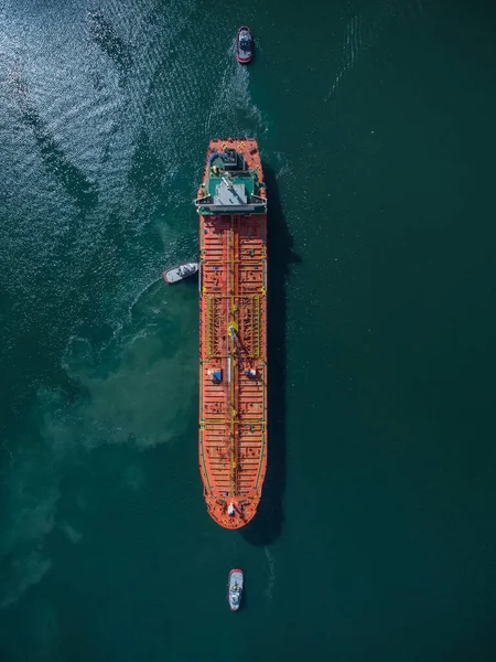 Römorkörle Limandan Ayrılan Tanker Gemisinin Hava Görüntüsü — Stok fotoğraf