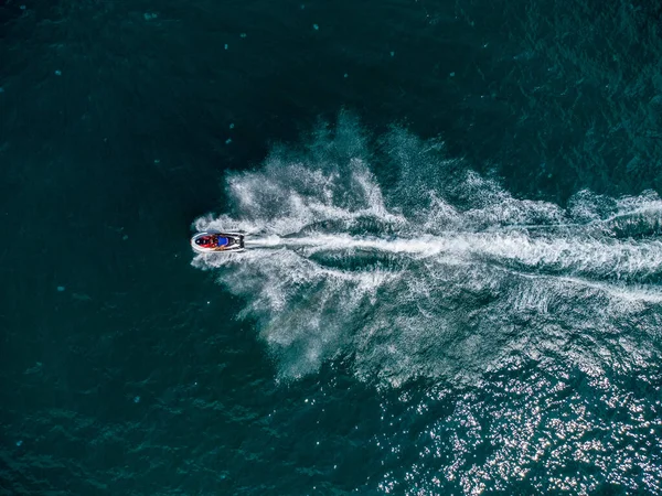 Вид Сверху Вниз Плавающий Скутер Голубом Море Солнечный День — стоковое фото