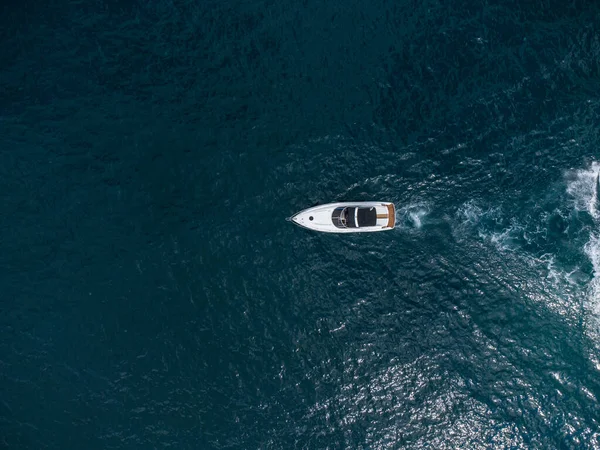 Aerial Top View Speed Motor Boat Open Blue Sea — Stok fotoğraf
