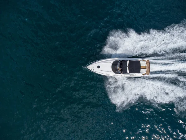 Aerial Top View Speed Motor Boat Open Blue Sea — Fotografia de Stock