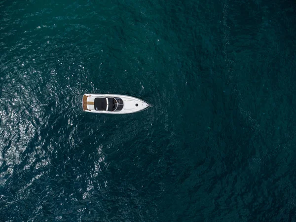 Aerial Top View Speed Motor Boat Open Blue Sea — Stok fotoğraf