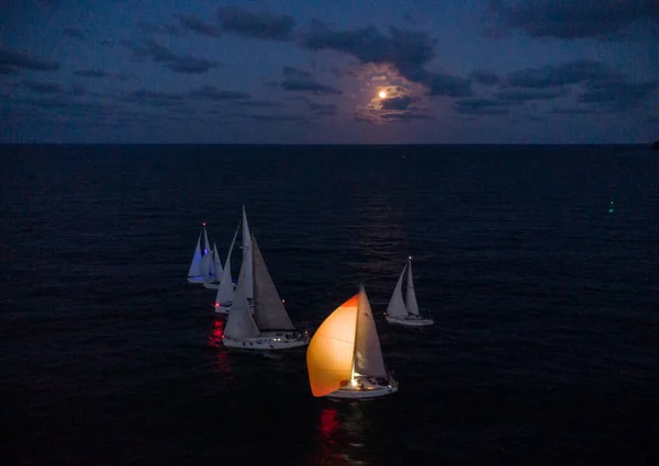 Luxusní Jachty Plachtění Regata Bláznivý Měsíc Noc Varna Bulgaria — Stock fotografie