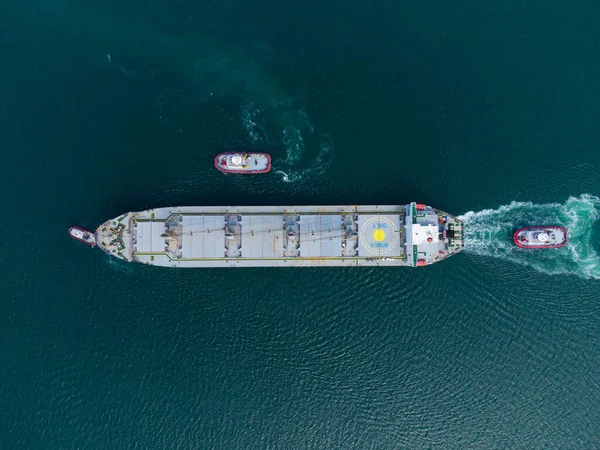 Römorkör Teknesinin Havadan Görünüşü Büyük Bir Kargo Gemisine Yardım Ediyor — Stok fotoğraf