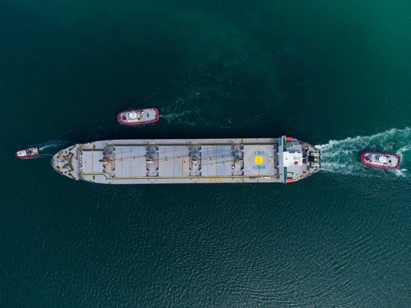 Vista Aérea Superior Rebocador Barco Que Ajuda Grande Navio Carga — Fotografia de Stock