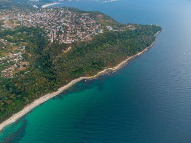 Bulgaristan 'ın Varna kenti yakınlarındaki güzel kumsal ve ormanın üzerinde uçuyor