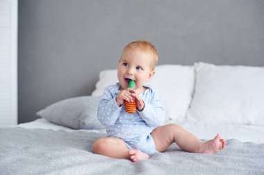 Şirin bebek evde örgü oyuncakla oynuyor.