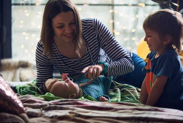 Moeder Met Twee Leuke Zonen Zitten Een Bed Thuis — Stockfoto