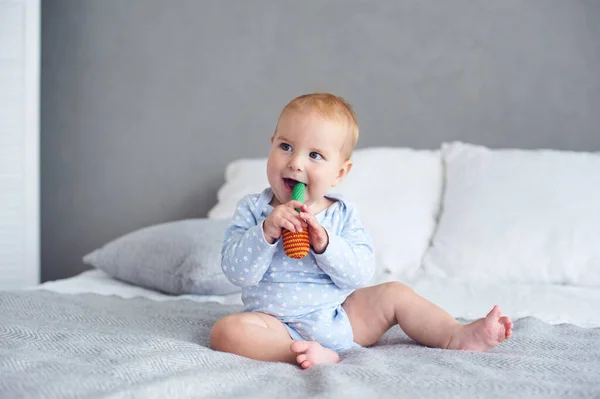 Niedliche Baby Junge Spielt Mit Strickspielzeug Auf Bett Hause — Stockfoto