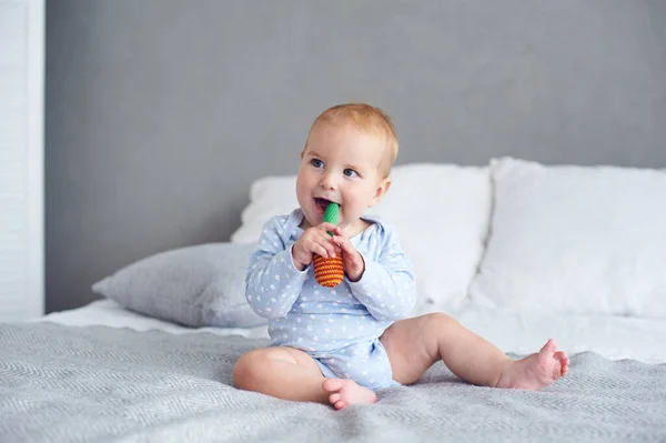 Schattige Baby Jongen Spelen Met Gebreid Speelgoed Bed Thuis — Stockfoto