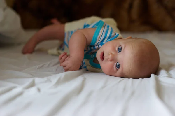 Schattig Pasgeboren Baby Kruipen Thuis — Stockfoto