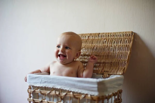 Schattig Pasgeboren Baby Spelen Thuis — Stockfoto