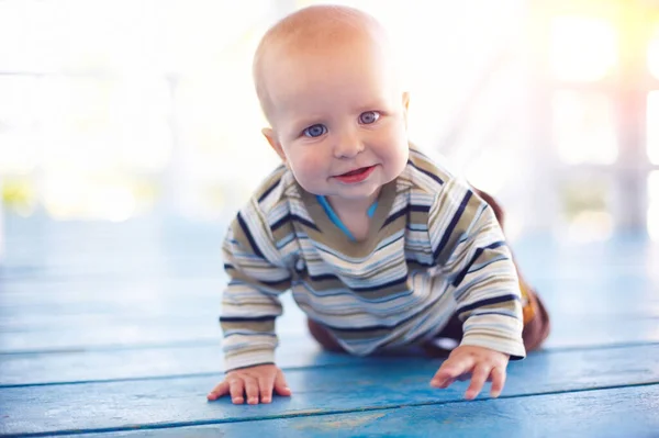 Schattig Pasgeboren Baby Kruipen Outdoor — Stockfoto