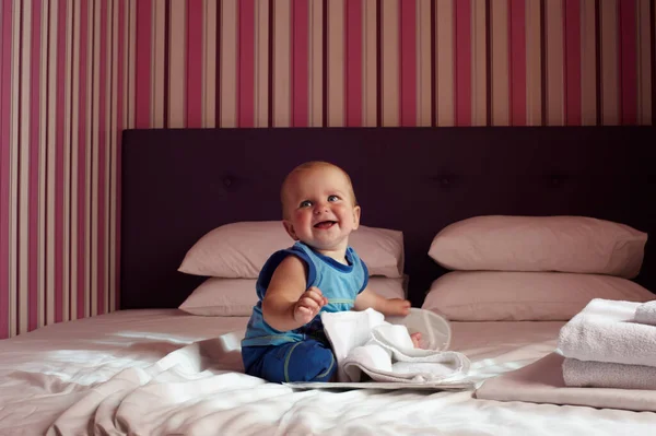 Schattig Pasgeboren Baby Spelen Thuis — Stockfoto
