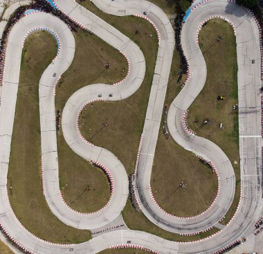 Yarış sırasında karting pistinin havadan görünüşü. Birkaç yarış arabası özel bir pistte yarışıyor..