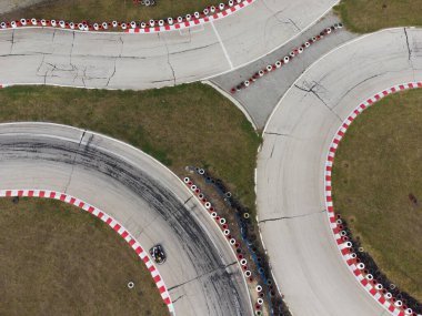 Yarış sırasında karting pistinin havadan görünüşü. Birkaç yarış arabası özel bir pistte yarışıyor..