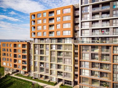 Modern Avrupa apartman kompleksi. Havadan üst görünüm