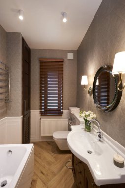 Modern banyo içinde taş duvar, ayna ve duş var, kimse yok.