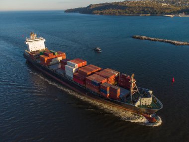 Gün batımında kargo konteynır gemisinin hava görüntüsü.