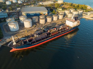 Kimyasal endüstri depolama tankı ve tanker gemisinin petrol terminaline girişinin hava görüntüsü, insansız hava aracı videosu.