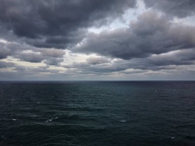 Fırtınalı karanlık denizin üzerinde dramatik gökyüzü, gökyüzü manzarası