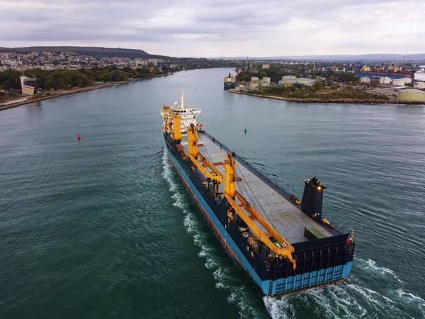 바르나 항구로 들어오는 대형비어 수송선의 최고위 — 스톡 사진