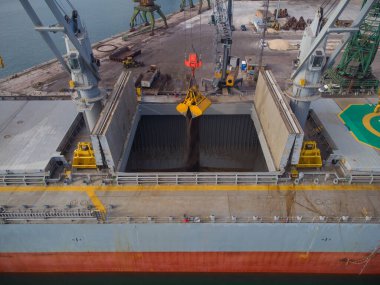 Büyük kargo gemisinin hava üst görüntüsü limanda kömür yüklü.