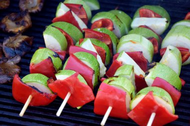 Barbekü sebze şişleri. Vejetaryen şişler. Barbeküde ızgara yemek