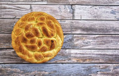 Geleneksel Sırp bayramı ekmeği. Masada geleneksel ev yapımı Slava kek manzarası, üst manzara