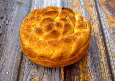 Geleneksel Sırp bayramı ekmeği. Masada geleneksel ev yapımı Slava kek manzarası, üst manzara