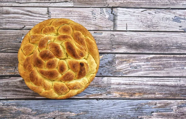 Geleneksel Sırp bayramı ekmeği. Masada geleneksel ev yapımı Slava kek manzarası, üst manzara