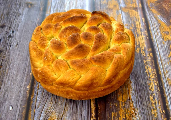 Geleneksel Sırp bayramı ekmeği. Masada geleneksel ev yapımı Slava kek manzarası, üst manzara