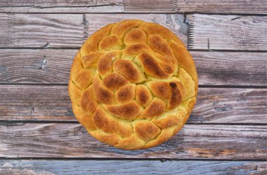 Geleneksel Sırp bayramı ekmeği. Masada geleneksel ev yapımı Slava kek manzarası, üst manzara