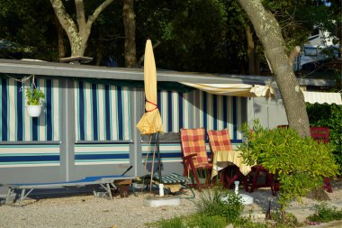 Hırvatistan 'ın Istria kentindeki Porec kentindeki çadır kampından ayrıntılar. Kamp çadırı ve taşınabilir sandalyeler.