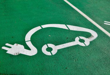 Elektrikli araba şarj tabelası. Asfaltta elektrikli arabalar için imza atın.