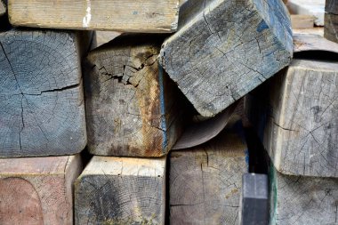 Arkaplanda tahta kirişler var. Kırsal ahşap doku. Tahta kalaslar.