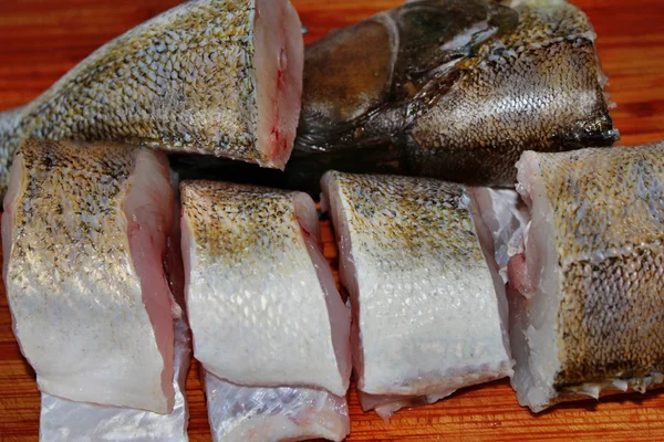 Slices of raw perch on a cutting board — Stock Photo, Image