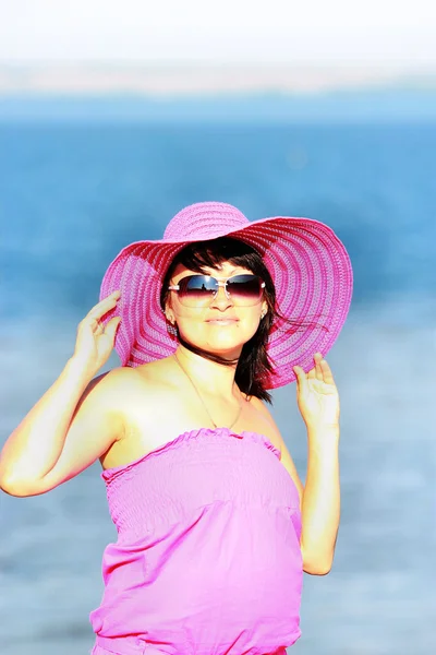 Smiling brunette on background of the sea — Stock Photo, Image